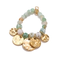 Handgefertigtes Boho-Perlenarmband mit grünen Steinen und goldenen Anhängern - Grün