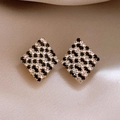 Élégantes boucles d'oreilles losanges dorées avec pavé de cristaux à damier noir et blanc - Boucles d'Oreilles Clous Rhombe Quadrillé Strass Tige en Argent