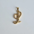 Gros plan du pendentif lettre L en or 18 carats avec un design de monogramme rétro - Pendentif uniquement / Pendentif L