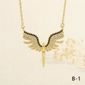 Detalle del colgante ala de ángel dorado con incrustaciones de circonitas blancas y negras - Estilo Dorado Con Una Fila de Zirconia Negra