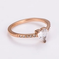 Detailansicht eines herzförmigen Zirkonia-Rings mit Roségold-Beschichtung - US 7 / Roségold [Weißer Zirkonia]