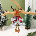 Dettaglio di ornamento renna di Natale con peluche, sciarpa scozzese e campanellino d'oro - Cervo