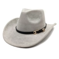 Detail eines grauen Wildleder-Cowboyhuts mit schwarzem Lederband und goldener Metallschnalle - M (56-58cm) / Hellgrau