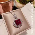 Luxuriöser Anhänger mit quadratischem rotem Stein und Zirkonia-Cluster in Geschenkbox - Nur Anhänger (Keine Kette) / Rot