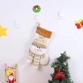 Dettaglio di calza natalizia con pupazzo di neve 3D e ricamo dorato Merry Christmas sulla balza - Calza pupazzo di neve testa grande bianca