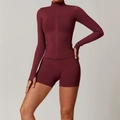 Schlankes burgunderrotes Yoga-Set mit Stehkragen-Oberteil, Daumenlöchern und kurzer Hose - S / Jacke + Shorts / Kirschrot