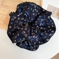 Nahaufnahme von Blumen-Haargummi aus dunkelblauem Chiffon mit feinem Blütendruck - Haargummi / Blau