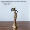 Stehende afrikanische Frau aus Harz mit goldenem Kleid und Krug am Schulter 25cm - Stehend Rechte Schulter Krug Tragend (Klein)