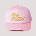 Détail de la casquette trucker rose avec broderie Day Drinkin' dorée et filet - Taille unique / Rose avec Logo Jaune