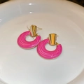Orecchini a cerchio rosa vintage testurizzati con accenti in metallo dorato - 63# Perno in acciaio - Cerchio di olio a goccia rosa fucsia (Ecologico)