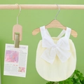 Pagliaccetto neonato giallo a coste con grande fiocco bianco su gruccia in legno naturale - XS / Giallo