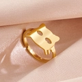 Verstellbarer goldener Katzenring aus Edelstahl auf rosa Seidenhintergrund - Hohlkatzengesicht-Stil (293) / Gold