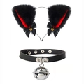 Gros plan d'un serre-tête oreilles de chat et d'un collier à clochette pour cosplay - Ensemble Choker Cloche / Noir/Intérieur Rouge