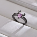 Makroaufnahme: Schwarzer Hirschgeweih-Ring mit rosa Tropfen-Edelstein in Schmuckbox - Schwarz