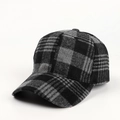 Dettaglio ravvicinato della trama scozzese in misto lana su questo cappello baseball - Regolabile / Nero