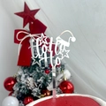 Primo piano del topper per torta Ho Ho Ho in acrilico argento su una torta natalizia rossa - Argento HO HO HO