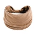 Dettaglio della fascia per capelli yoga marrone con texture plissettata e maglia elastica - Cammello