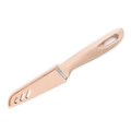 Detailopname van een beige roestvrijstalen schilmesje met bijpassende beschermhoes - Beige