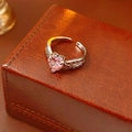 Dettaglio dell'anello in zircone rosa a forma di cuore su scatola portaoggetti in pelle - Aperto Regolabile / Argento-Rosa