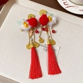 Détail de pinces à cheveux festives rouges avec pompons en peluche et glands dorés - 18# Barrette à Glands-Lingot et Pièce-Rouge