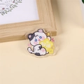 Lindo broche de gato acrílico con estrella amarilla de la suerte en fondo claro - Gato estrella de la suerte