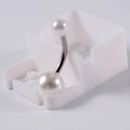 Détail macro d'un piercing de nombril courbé avec deux perles blanches polies - 1.6x10mm / Style Perle Artificielle Blanche (6#)