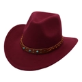 Détail d'un chapeau de cowboy en feutre bordeaux avec bande en cuir et perles turquoise - Taille Unique (57cm) / Bordeaux