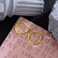 Créoles dorées minimalistes de 25mm et 20mm sur un support rose à texture gaufrée - Doré / Petit