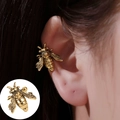 Vintage Bienen-Ohrklemme in Goldoptik mit feinen Texturen für einen retro-minimalen Look - Antikgold 6428