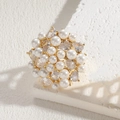 Anello a fiore in oro con perle bianche e zirconi scintillanti su superficie in pietra - Anello A Grappolo Con Perle E Zirconi