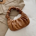 Borsa cloud marrone caramello con texture a pieghe minimalista e manico ondulato - Marrone