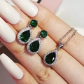 Elegantes Schmuckset aus Silber mit grünem Wassertropfen-Zirkonia und funkelndem Halo - Grün