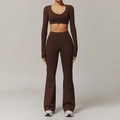 Ensemble de yoga marron foncé pour femme avec haut court à manches longues et pantalon évasé - S / Manches Longues + Pantalon Évasé / Café