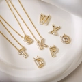 Collane con lettere d'oro con smalto bianco e zirconi scintillanti su seta bianca - Lettera A / Bianco