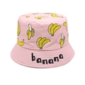 Primo piano dell'originale cappello a secchiello rosa con stampa di banane gialle - Circonferenza della testa 52cm-54cm / Rosa