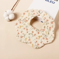 Detailweergave van dit 6-laags katoenen hydrofiel babyslabbetje met mooie bloemenprint - Roze Bloem