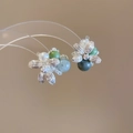 Détail de boucles d'oreilles florales avec pétales argentés, perles et perles vertes - Tige d'oreille en argent - Argent - Vert