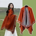 Poncho à capuche style ethnique en tricot rouge brique avec broderies florales - Couleur 36