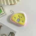 Dettaglio del portamonete a casa in peluche giallo con catena e ricami - Circa 10 cm di altezza / Rosa Giallo