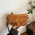 Bolso de hombro marrón tipo montura con cadena dorada y colgantes metálicos - Marrón Oscuro