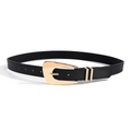 Détail d'une ceinture noire Saffiano avec boucle métallique dorée asymétrique - Noir