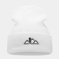 Berretto in maglia bianca per uomo e donna con ricamo di montagne e pini neri - M (56-58cm) / Bianco