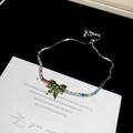 Detail van zilveren vlinderarmband met gekleurde kristallen en verstelbare schuifsluiting - Zilver - Kleurrijke Vlinder