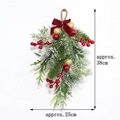 Dettaglio di festone di Natale a goccia con aghi di pino, bacche rosse e fiocco di velluto - Circa 38cm Decorazione a Goccia con Pallina di Natale