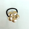 Coletero elástico negro con una flor de metal dorado texturizado de estilo punk - 1056-1 (Flor de Cinco Pétalos Cepillada)
