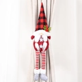 Attache-rideau gnome de Noël avec bonnet à carreaux rouge et corps gris étoilé - Rouge