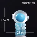 Leuchtende blau-weiße Astronauten-Miniatur aus Harz, Größe 1.9x2.5cm, Gewicht 5.6g - Aufrecht Sitzender Astronaut