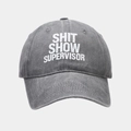 Dettaglio del cappellino in cotone grigio lavato con scritta Shit Show Supervisor - Grigio