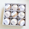 9er-Set champagnerweiße Seidensatin-Weihnachtskugeln Ornamente in Geschenkbox - Weiß 9-teiliges Set - 8cm
