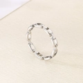 Dettaglio macro dell'anello in acciaio lucido con moderno design a catena ovale intrecciata - US 6 / Argento